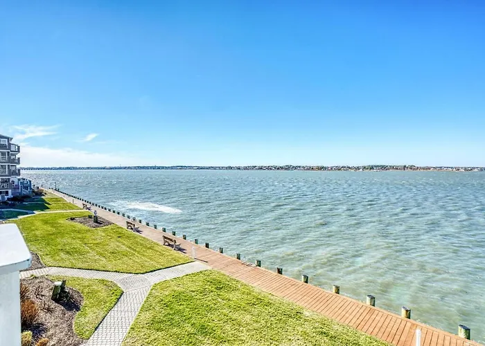Harbour Island 204m Apartment *