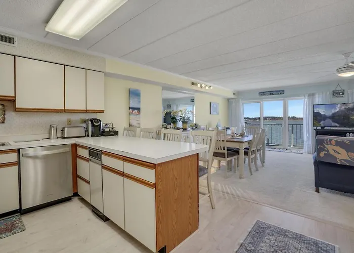 Harbour Island 204m Apartment *