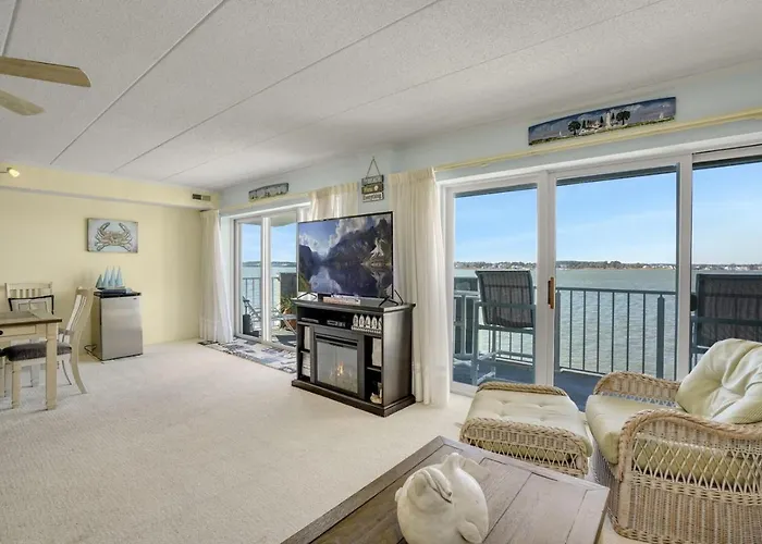 Harbour Island 204m Apartment *
