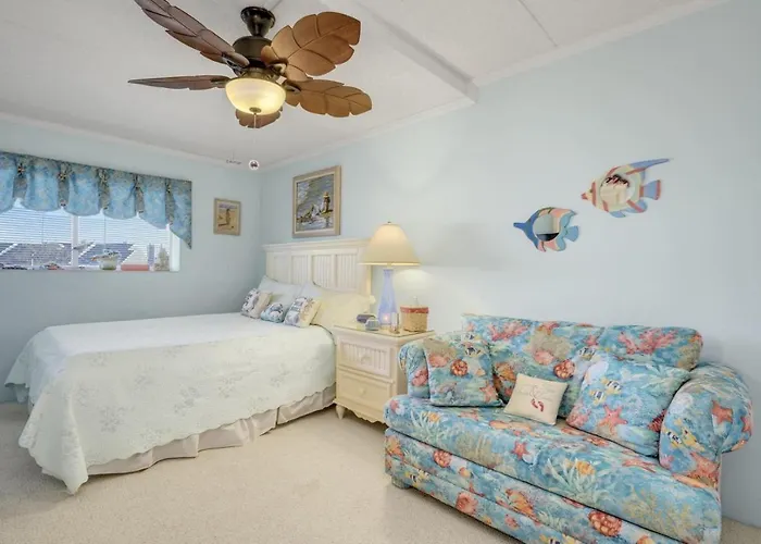 Harbour Island 204m Apartment *